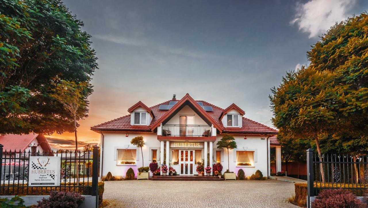 Hotel Hubertus Wola Rzedzinska Exterior foto